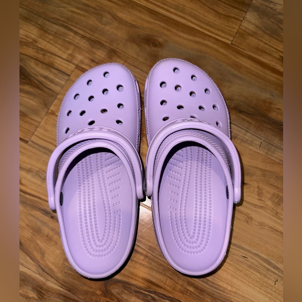 Only worn once women’s lavender crocs , size 7